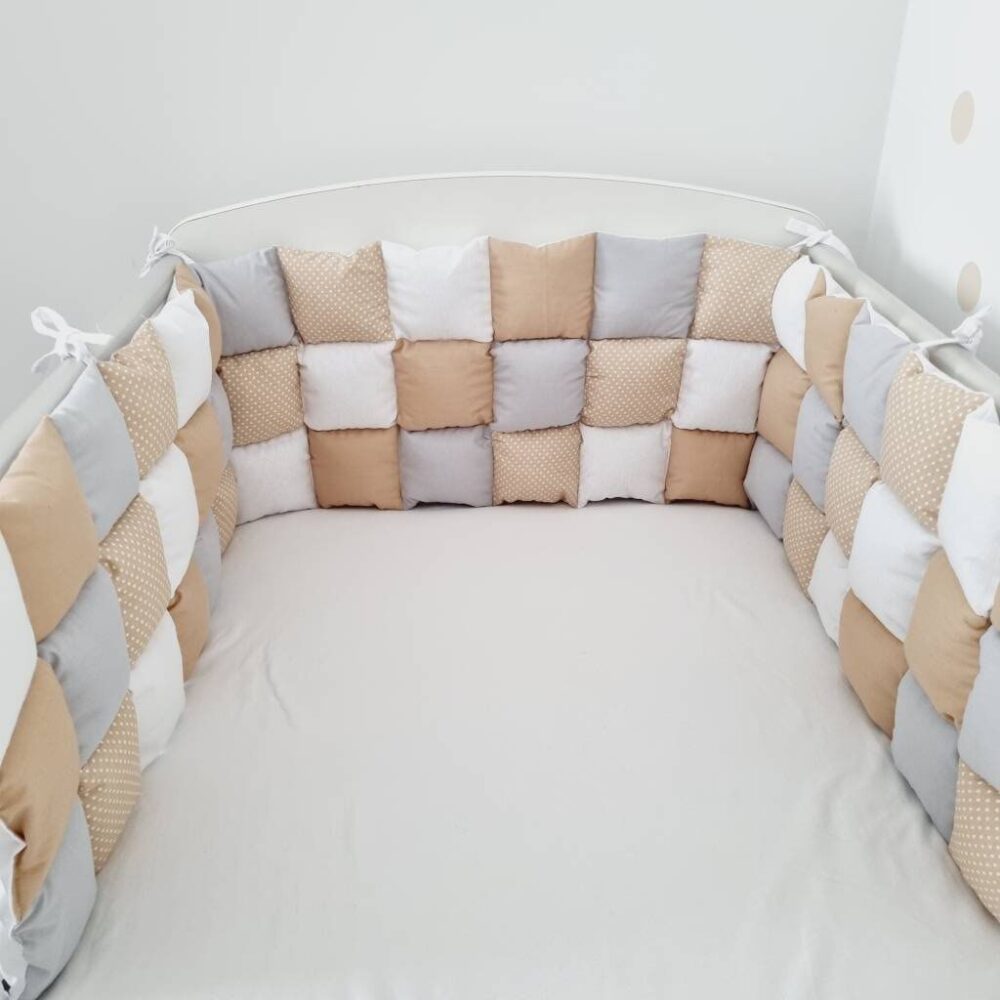 Barna steppelt rácsvédő kiságyban, közelről fényképezve