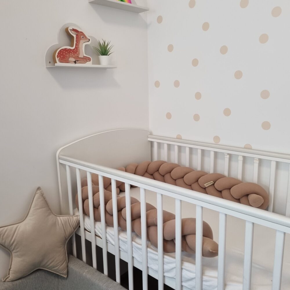 Fonott rácsvédő pamut barna, kiságyban fényképezve