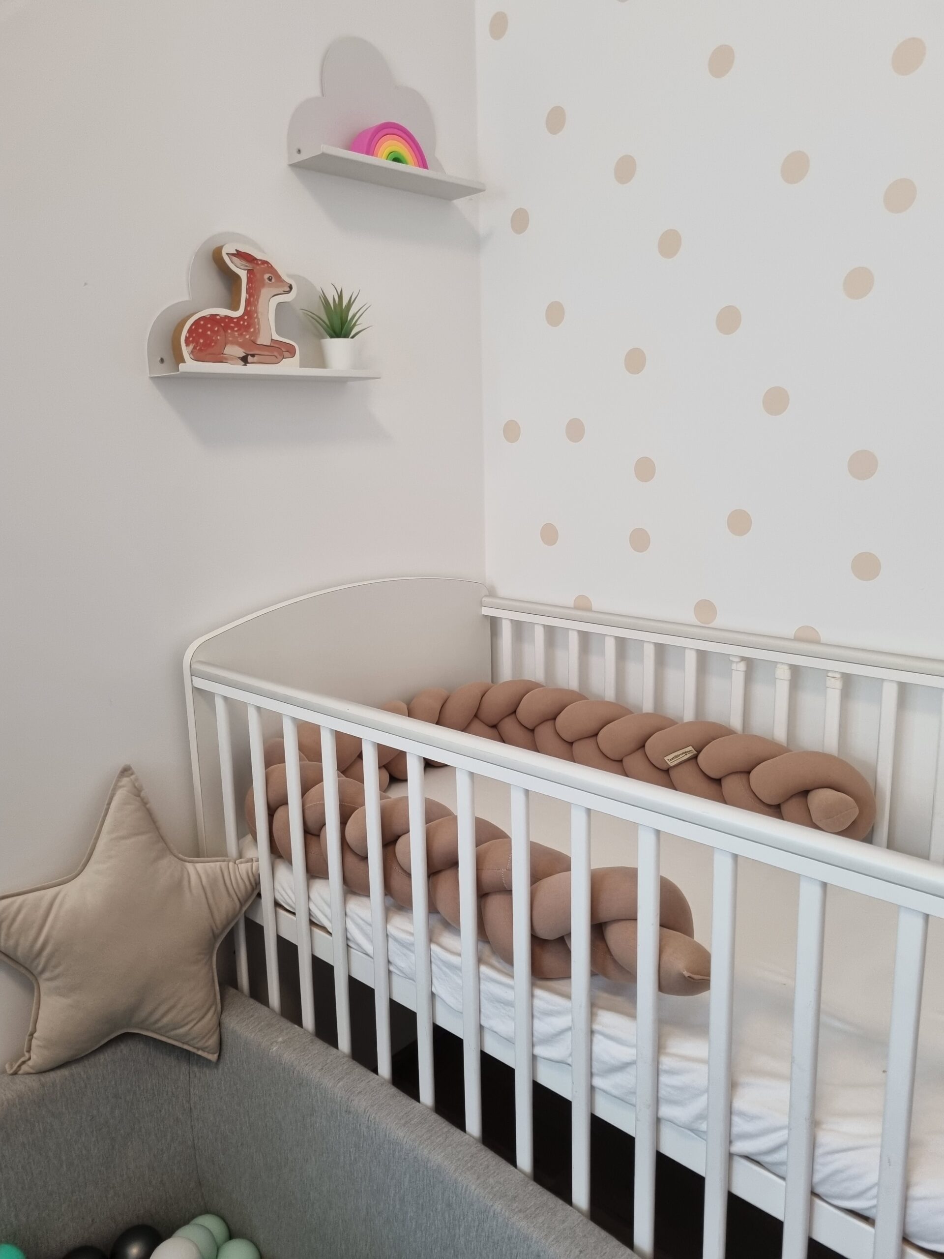 Fonott rácsvédő pamut barna, kiságyban fényképezve