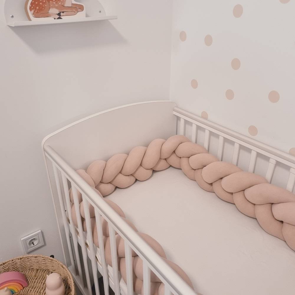 fonott rácsvédő pamut púderrózsaszín, kiságyban fényképezve