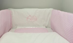 Rózsaszín pöttyös hímzett macis babaágynemű szett