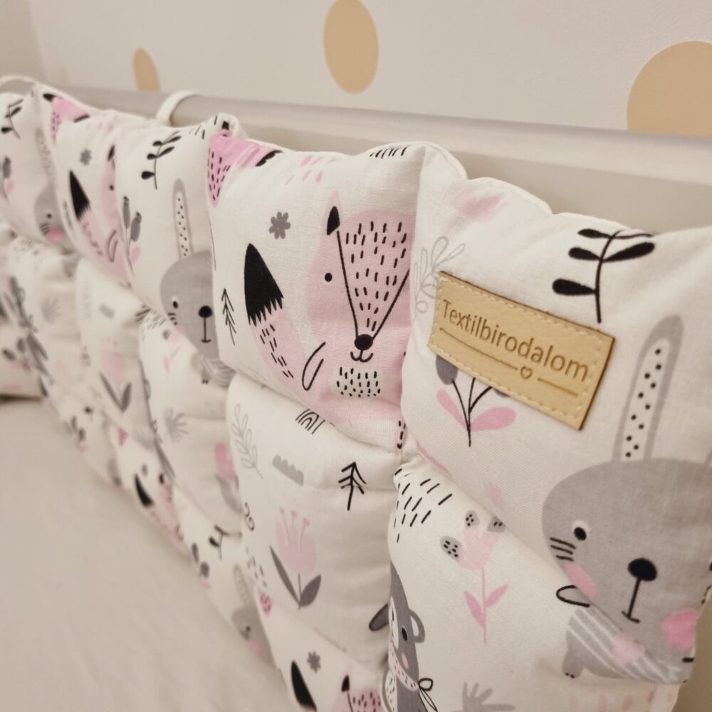 Rózsaszín erdei állatos steppelt rácsvédő kiságyban