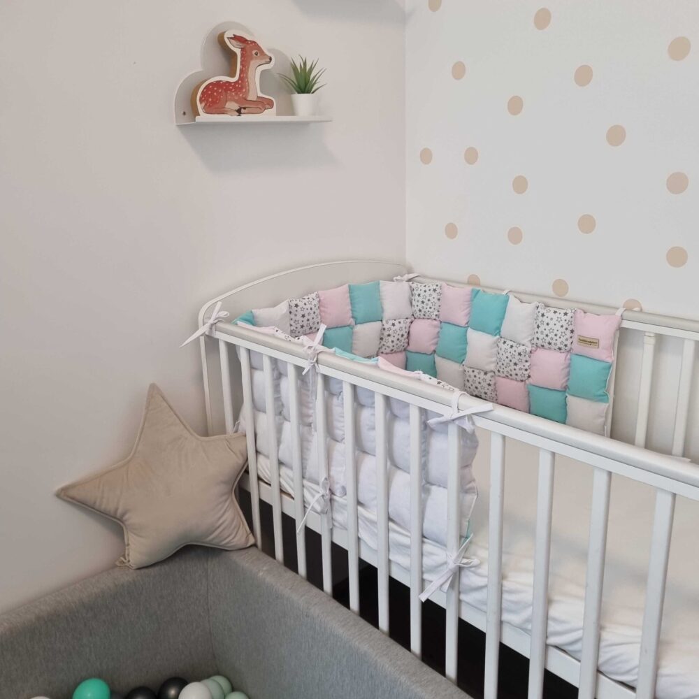 Steppelt rácsvédő rózsaszín türkiz színben kiságyban távolról fényképezve