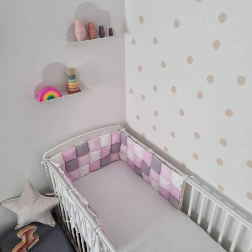 Steppelt rácsvédő rózsaszín távolról kiságyban