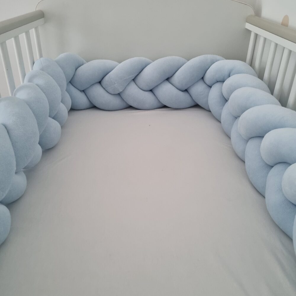 Fonott rácsvédő világoskék színben, közelről fényképezve