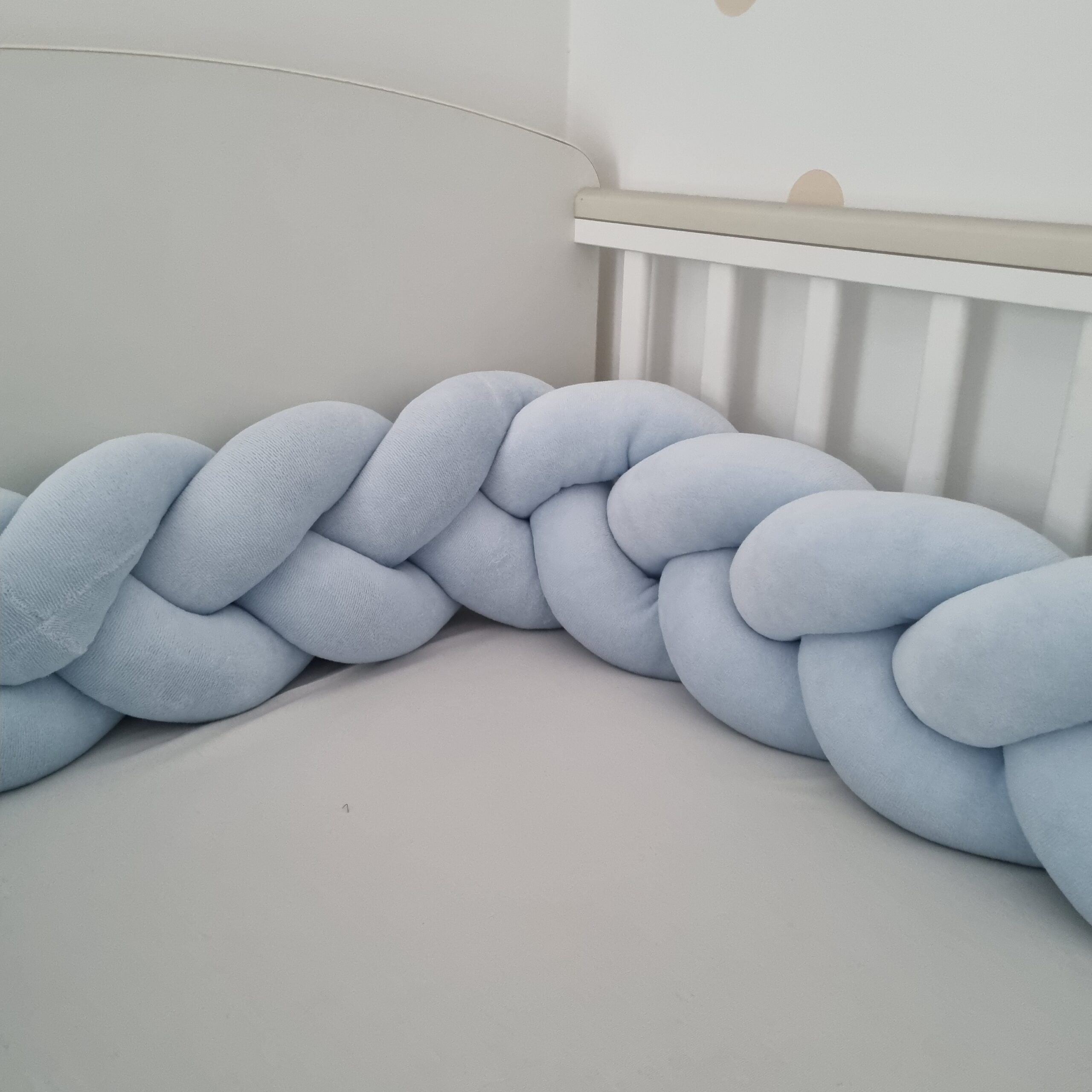 Fonott rácsvédő világoskék oldalról fényképezve