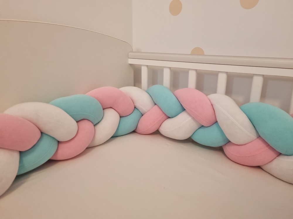 Fonott rácsvédő babyplüss szivárvány színben, lentről fotózva