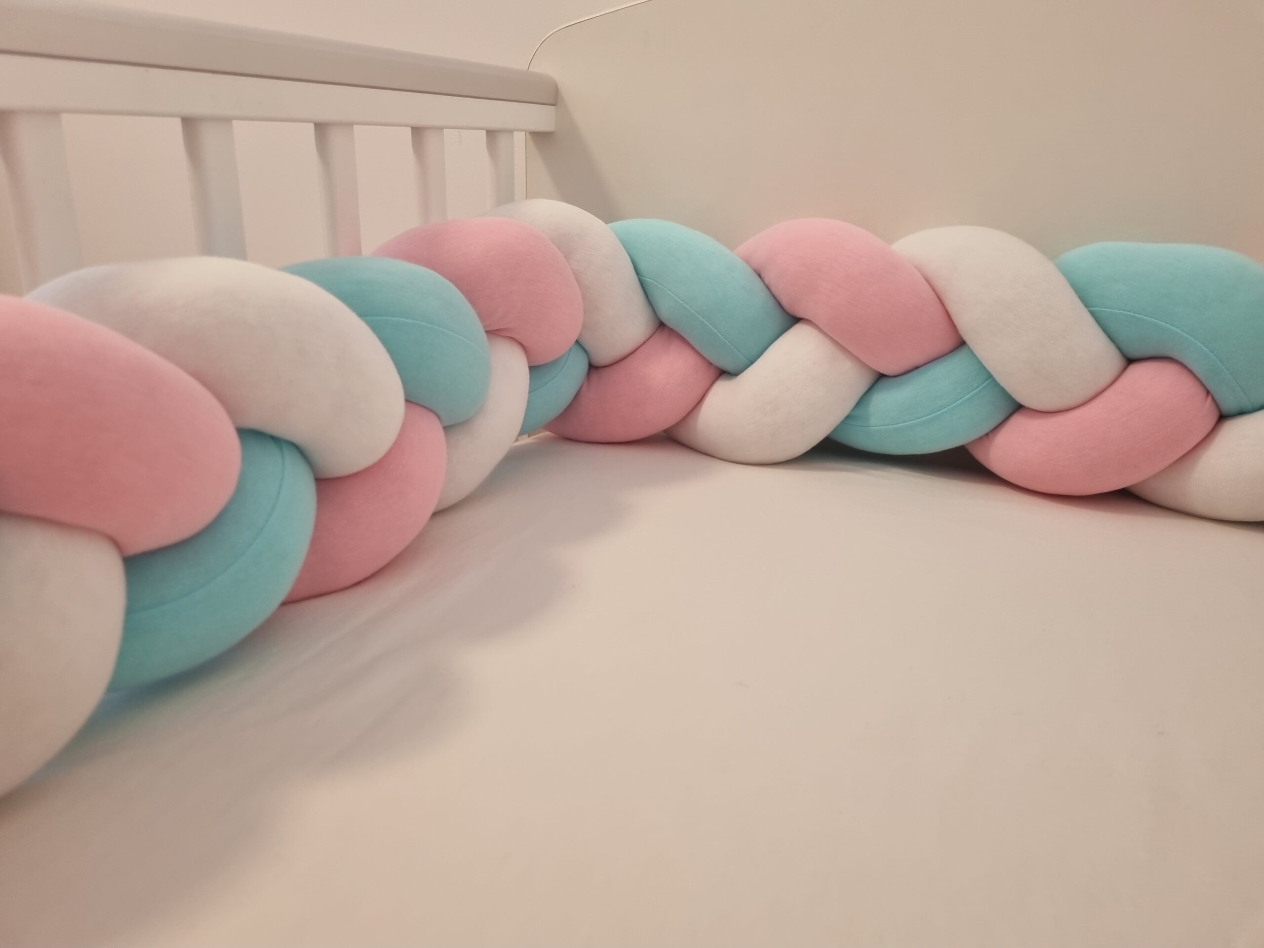 Fonott rácsvédő babyplüss szivárvány színben, oldalról fényképezve