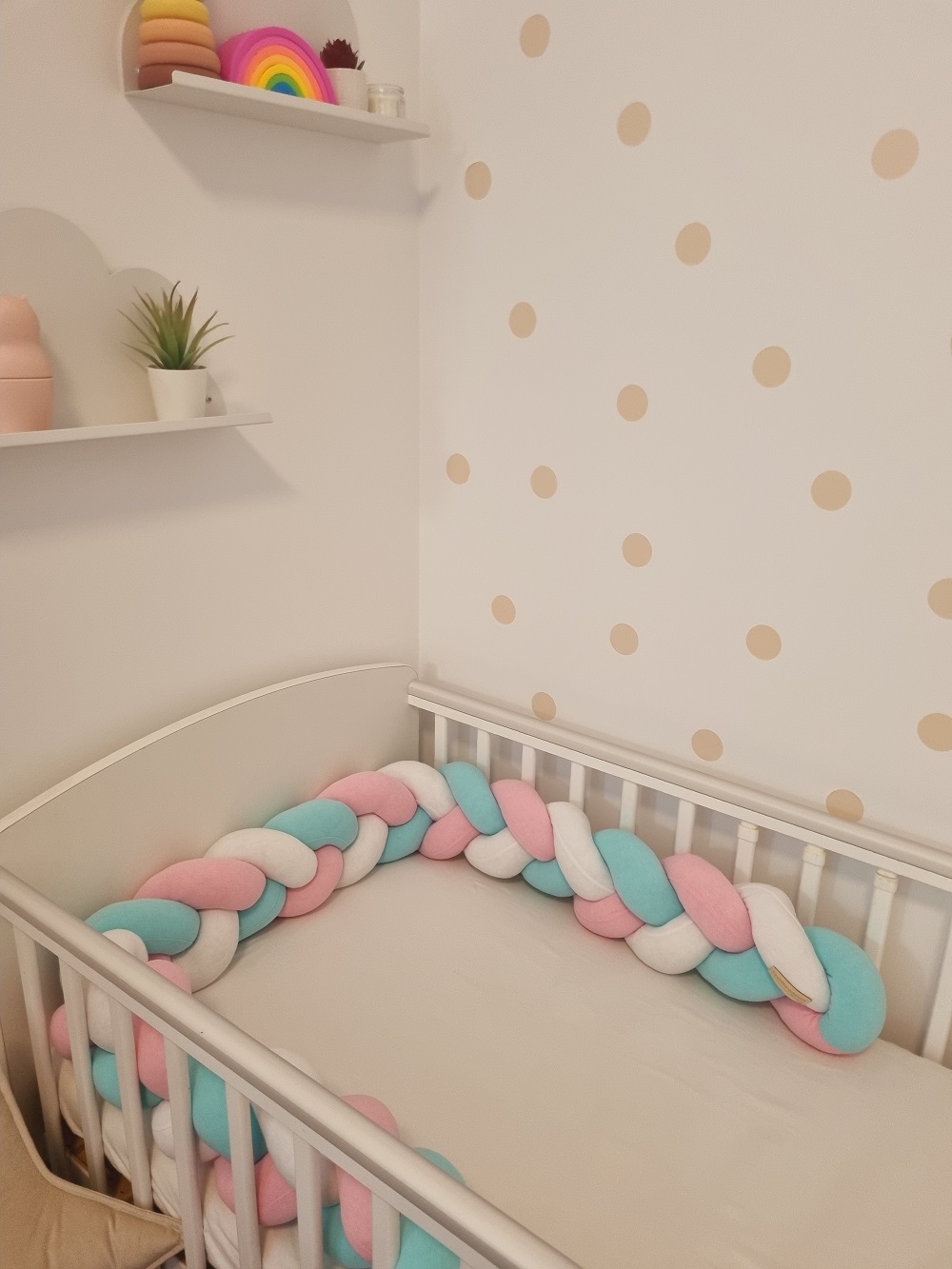 Fonott rácsvédő babyplüss szivárvány színben, messziről fényképezve