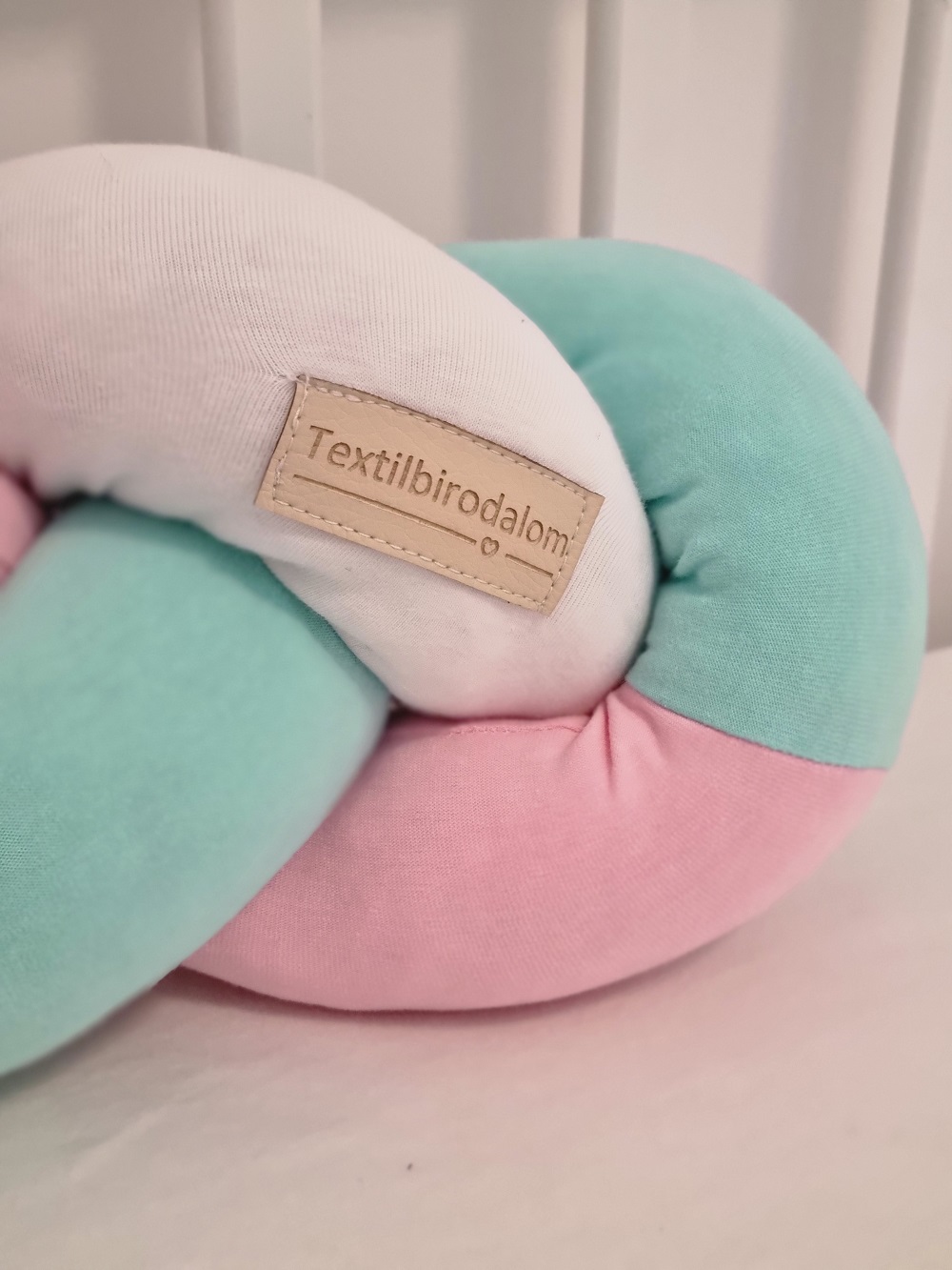 Fonott rácsvédő babyplüss szivárvány színben, logó