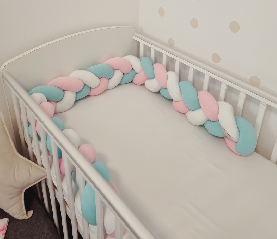 Fonott rácsvédő babyplüss szivárvány színben, babaágyban fotózva