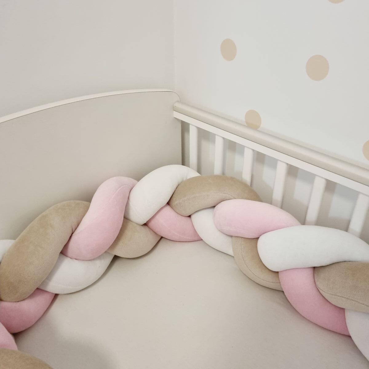 Fonott rácsvédő babyplüss rózsaszín fehér bézs, oldalról fényképezve