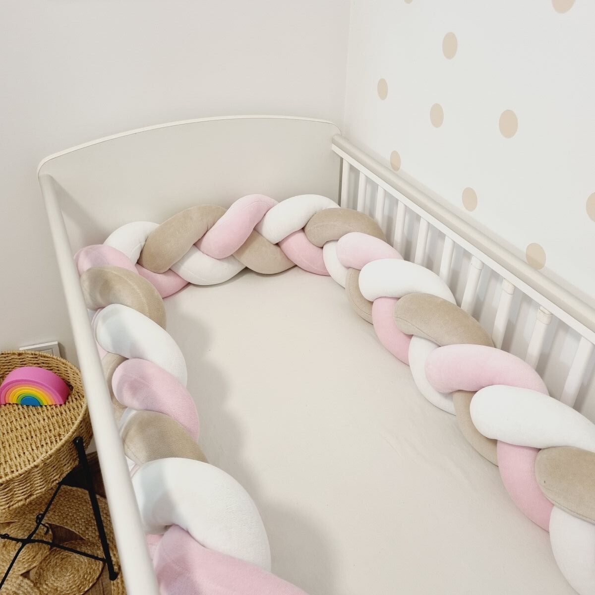 Fonott rácsvédő babyplüss rózsaszín fehér bézs, kiságyban fotózva