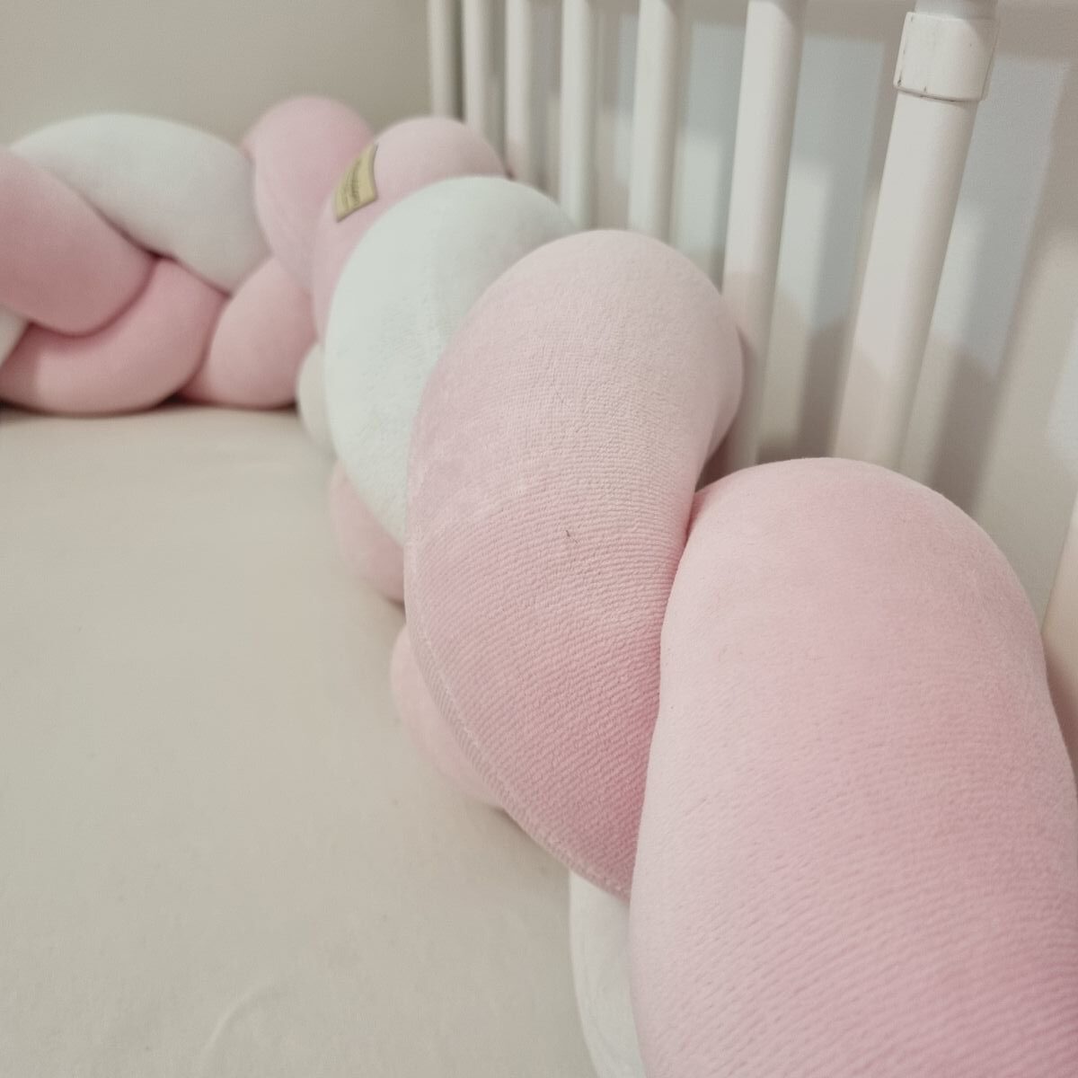 Fonott rácsvédő babyplüss rózsaszín fehér, közelről fényképezve
