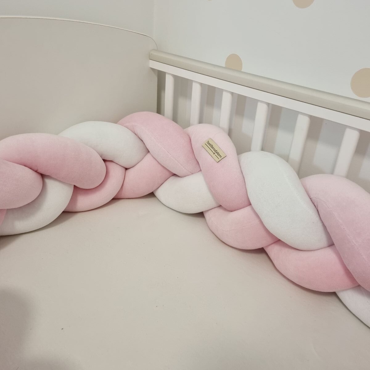 Fonott rácsvédő babyplüss rózsaszín fehér, oldalról fotózva