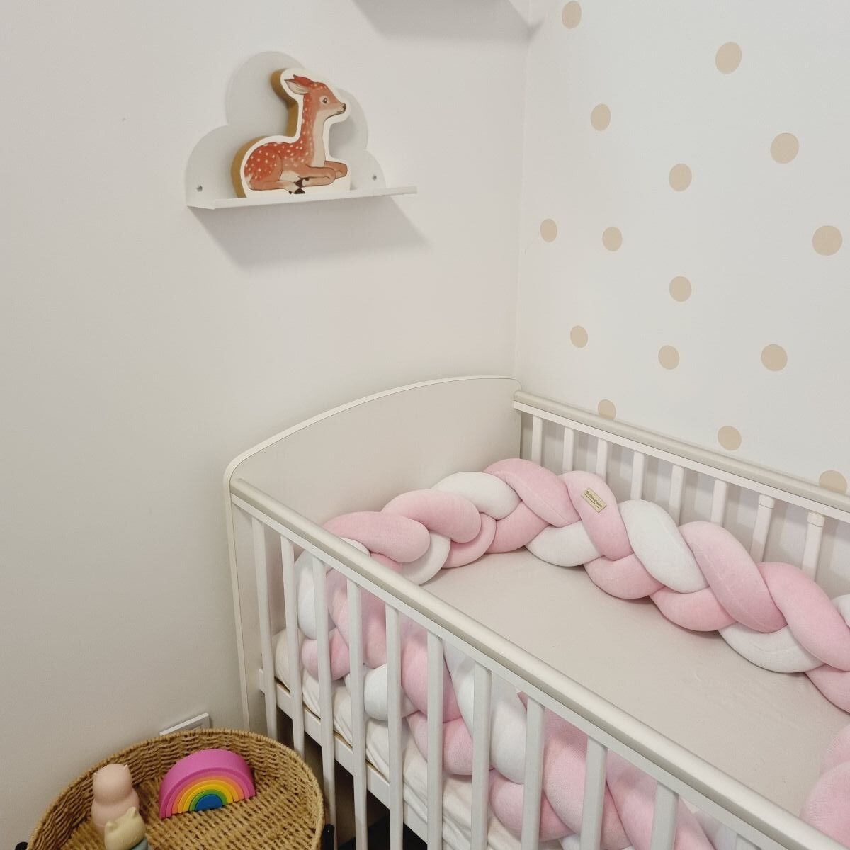 Fonott rácsvédő babyplüss rózsaszín fehér, oldalról fotózva