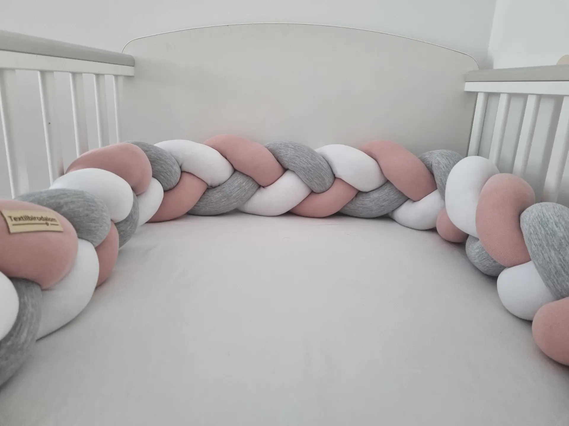 Fonott rácsvédő pamut szürke fehér púderrózsaszín, babaágyban fényképezve
