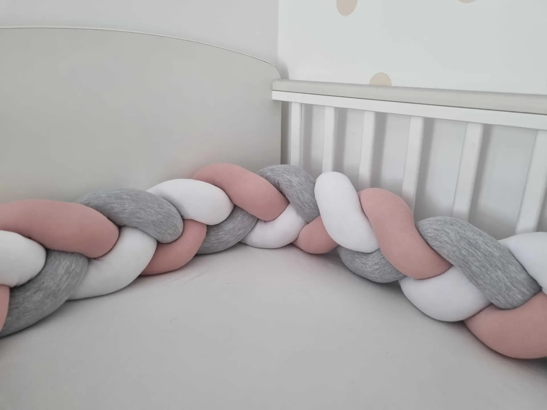 Fonott rácsvédő pamut szürke fehér púderrózsaszín, közelről fényképezve