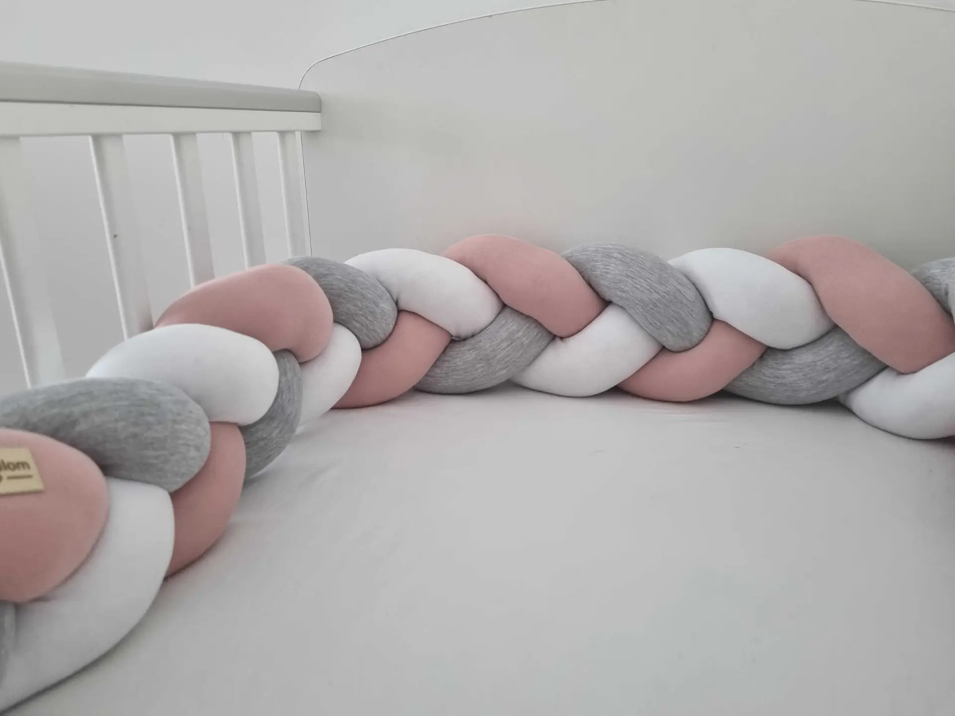 Fonott rácsvédő pamut szürke fehér púderrózsaszín, oldalról fényképezve