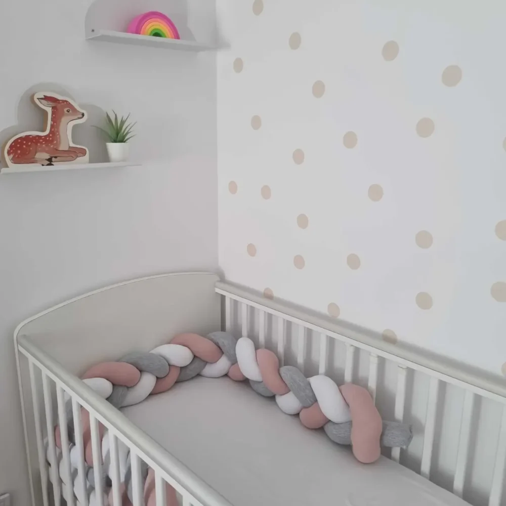 Fonott rácsvédő szürke fehér púderrózsaszín, kiságyban fényképezve