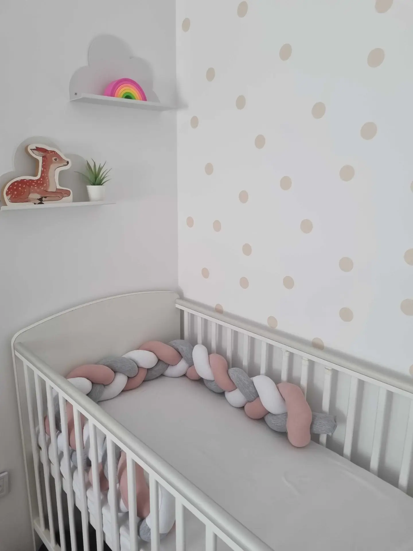 Fonott rácsvédő szürke fehér púderrózsaszín, kiságyban fényképezve