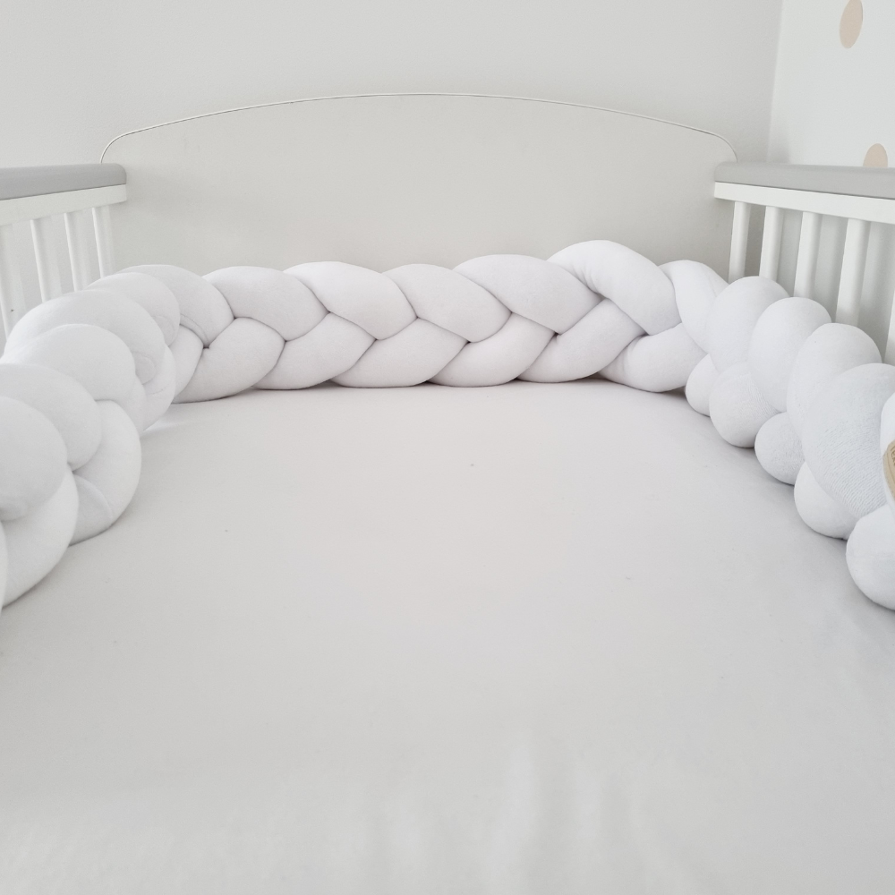 Fonott rácsvédő babyplüss fehér színben, messziről fotózva