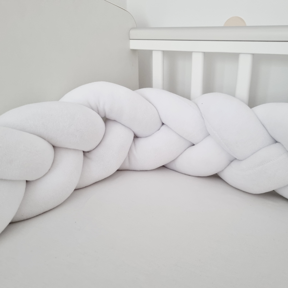 Fonott rácsvédő babyplüss fehér színben, oldalról fotózva