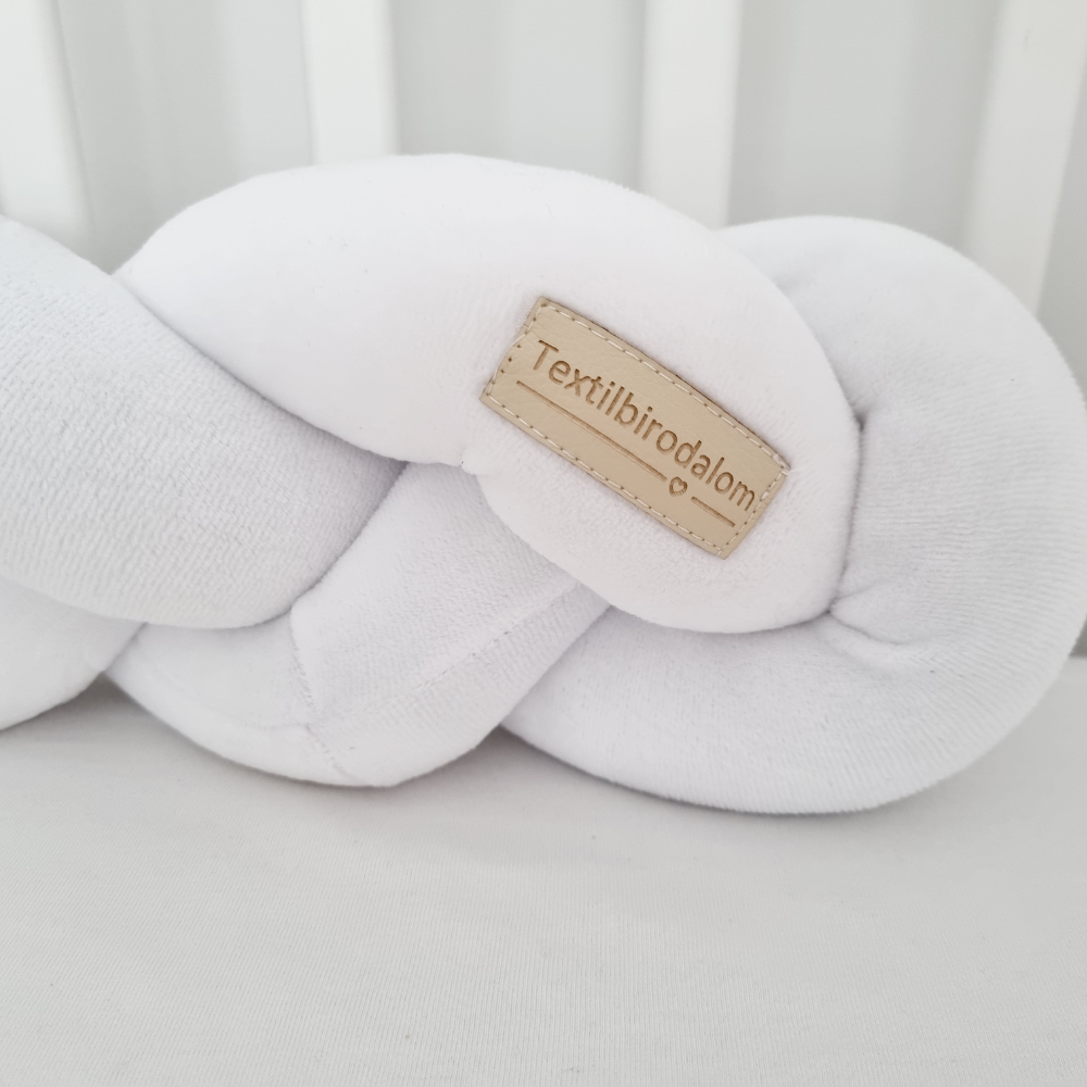 Fonott rácsvédő babyplüss fehér színben, logó fotózva