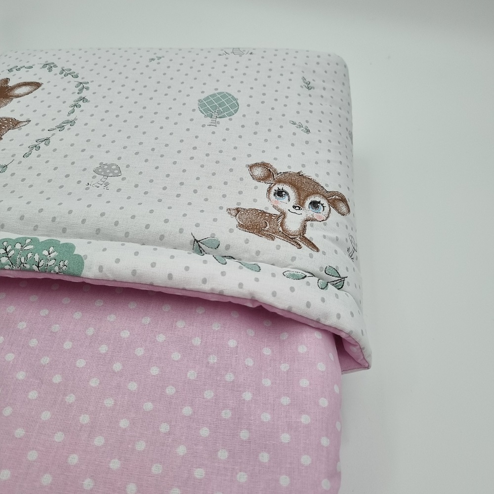 őzikés babatakaró közelről fényképezve, szép varrás látszódik