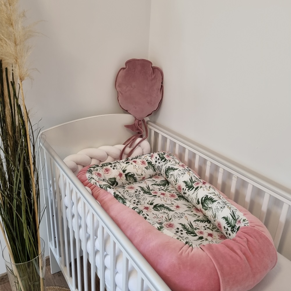 Prémium babafészek trópusi virágokkal kiságyban távolról fényképezve