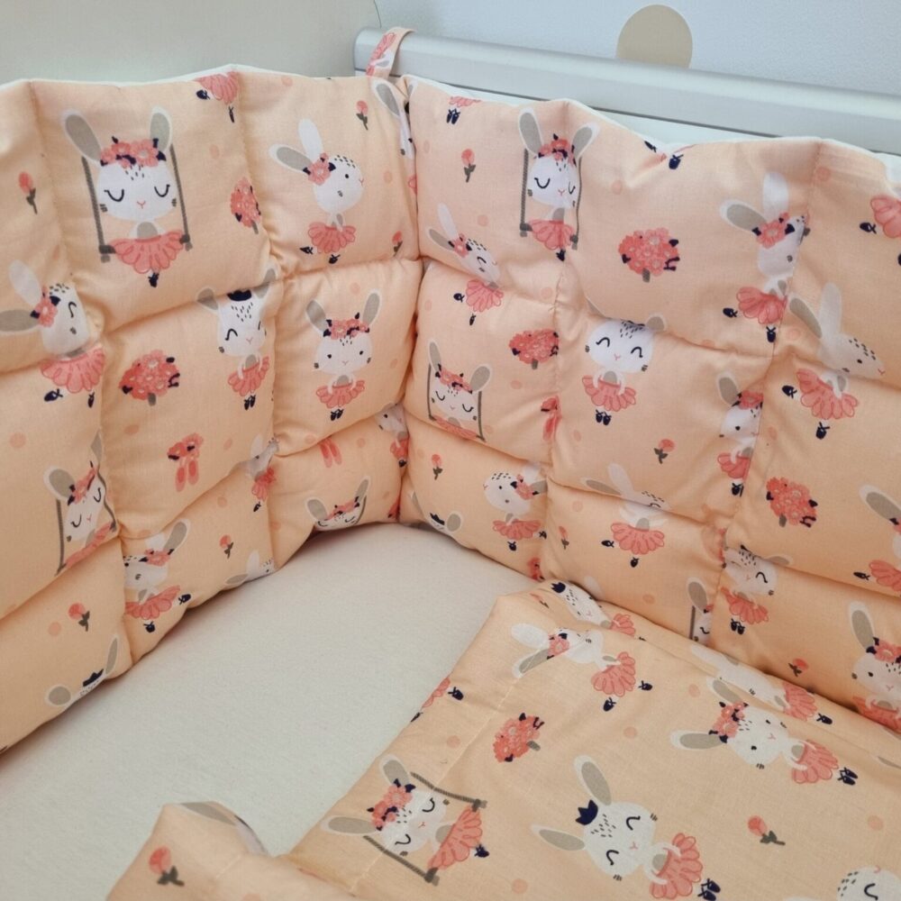 nyuszis steppelt rácsvédő közelről