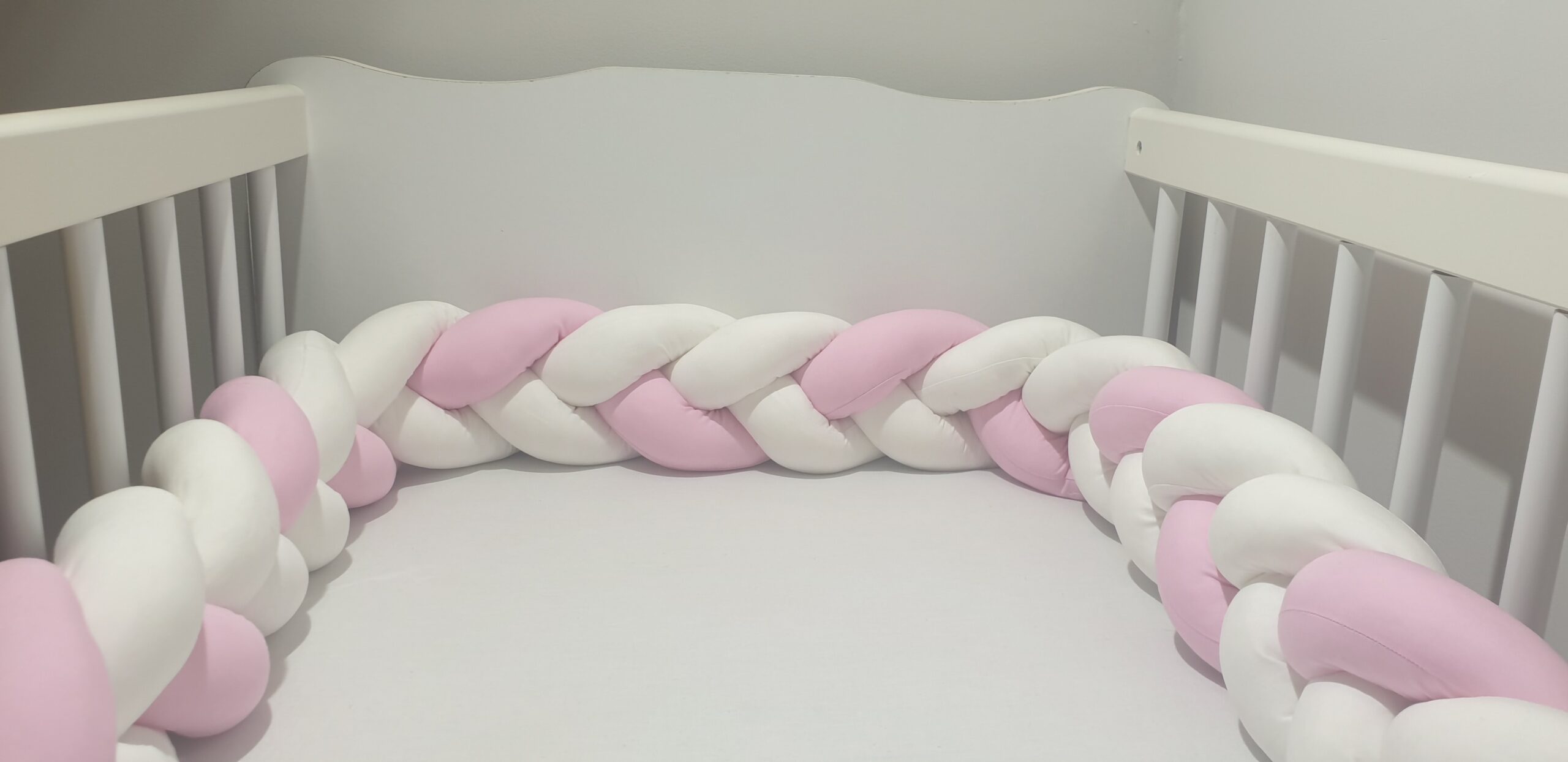 Fonott rácsvédő babyplüss, fehér és rózsaszín színben, messziről fotózva