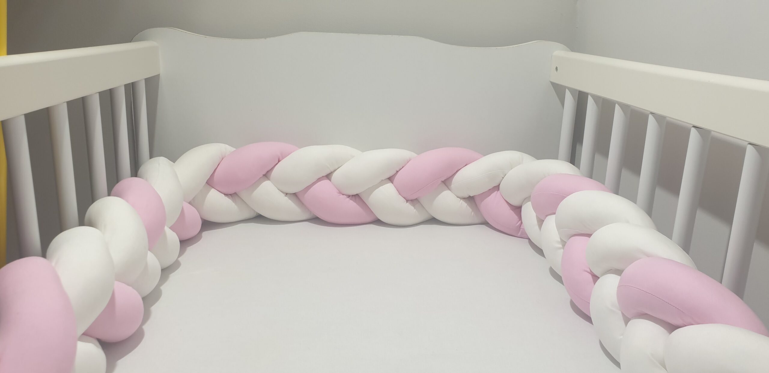 Fonott rácsvédő fehér és rózsaszín színben