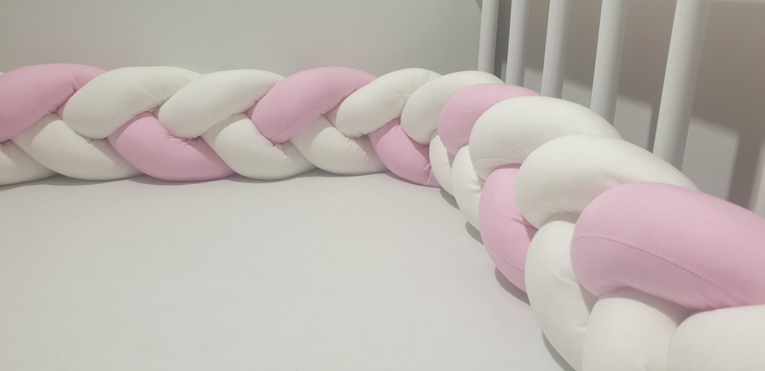 Fonott rácsvédő babyplüss, fehér és rózsaszín színben, egyirányból fotózva