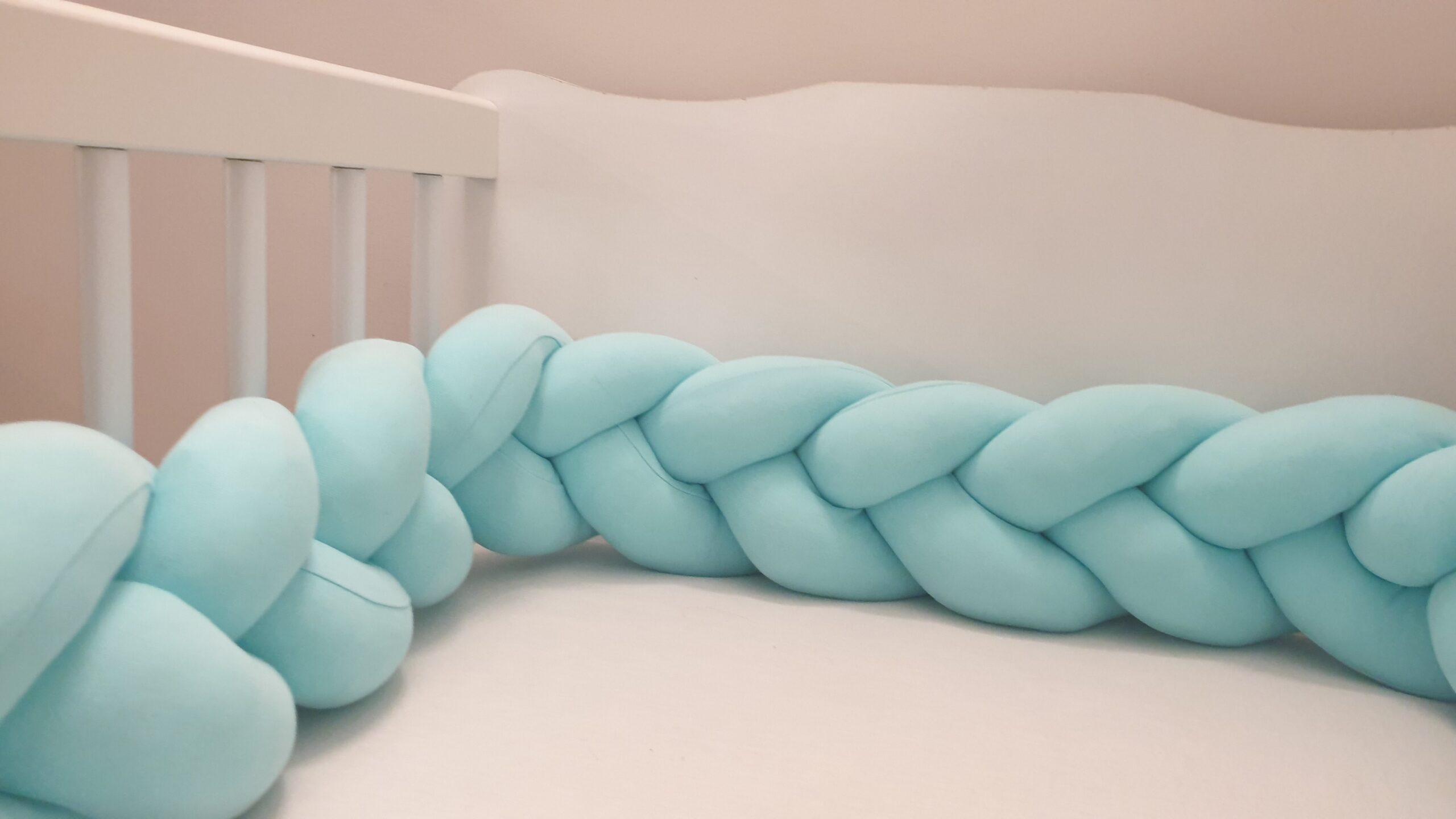 Fonott rácsvédő babyplüss, menta - távolról fotózva