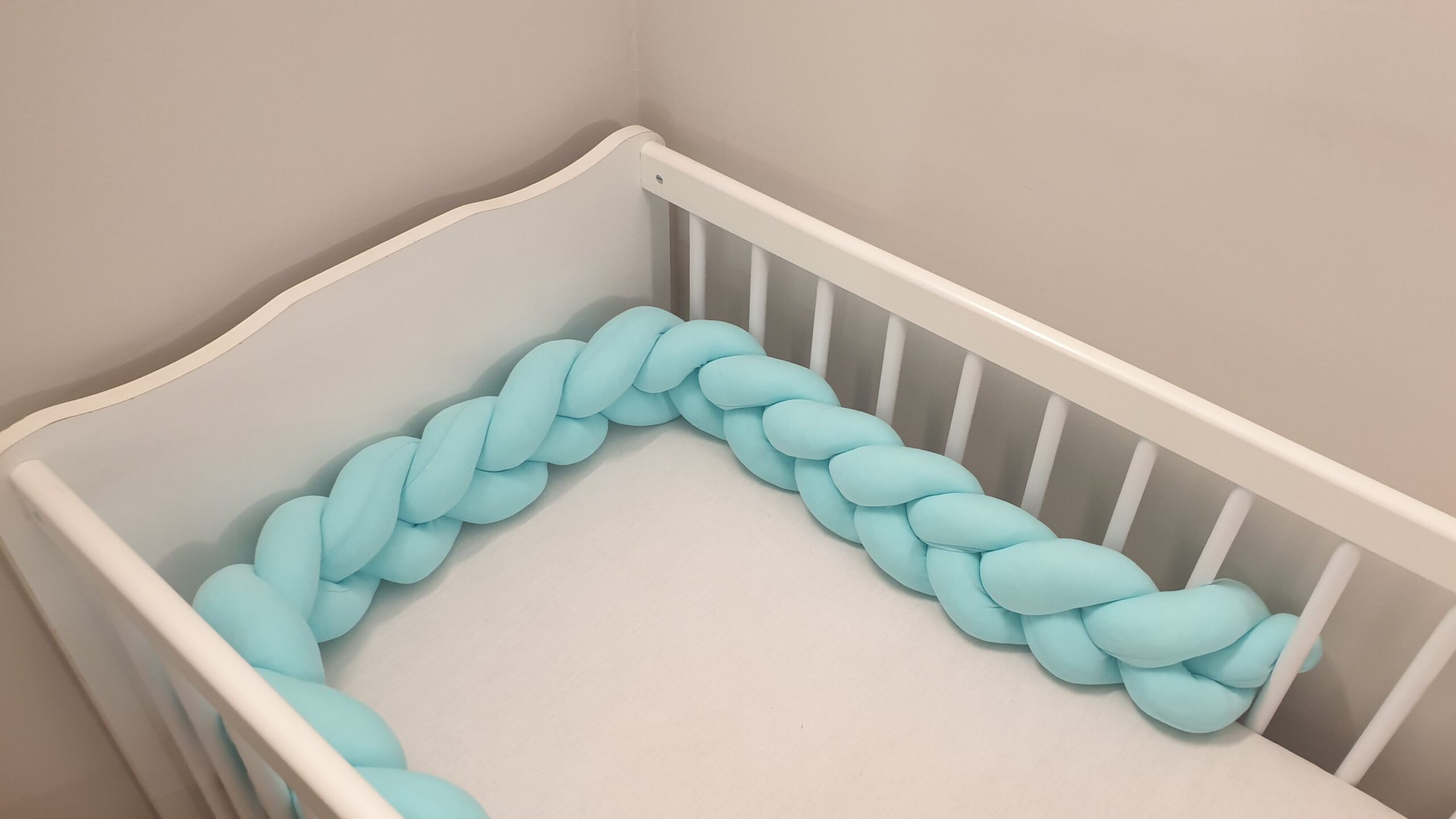 Fonott rácsvédő babyplüss, menta - távolról fotózva