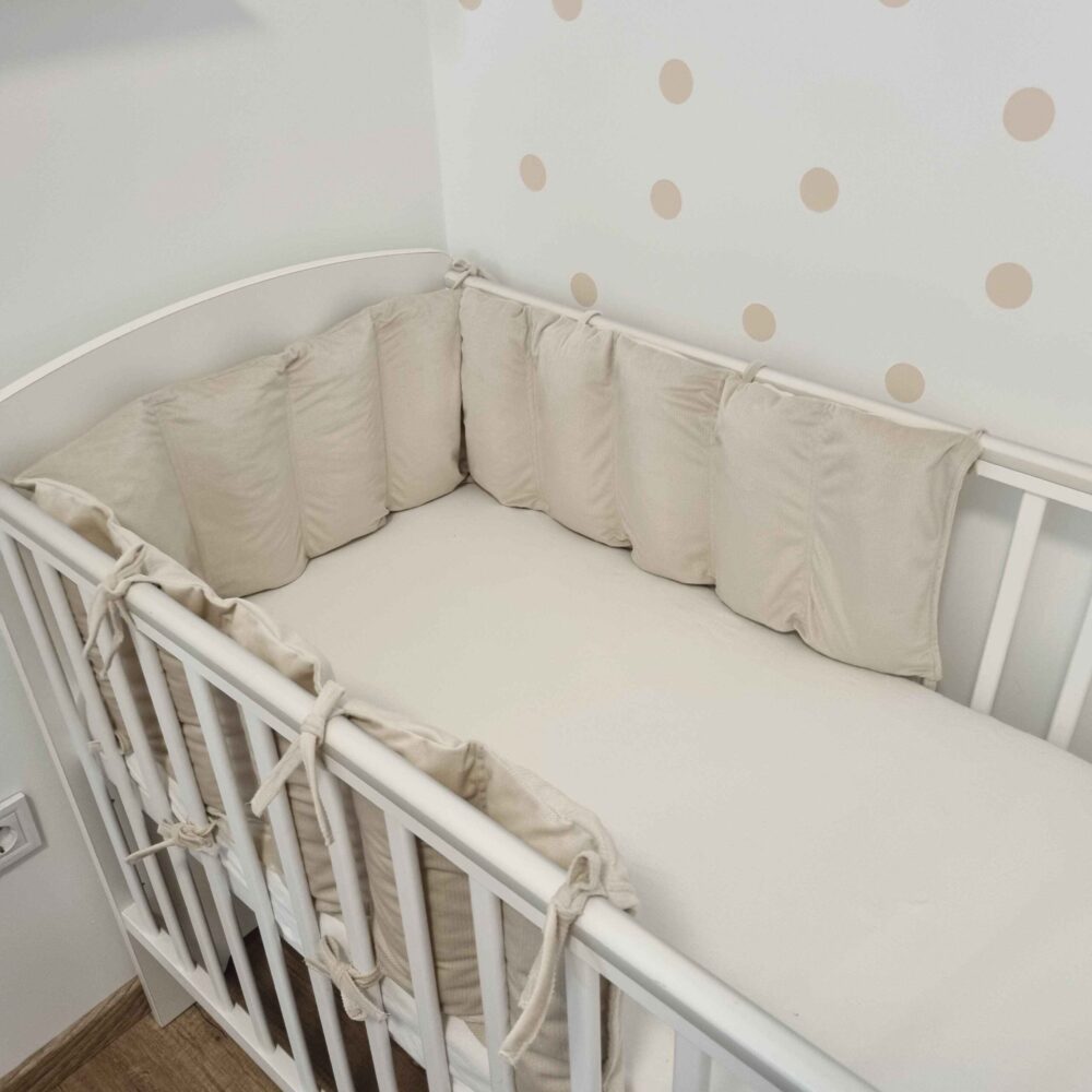 prémium vastag rácsvédő bézs színben kiságyban fényképezve