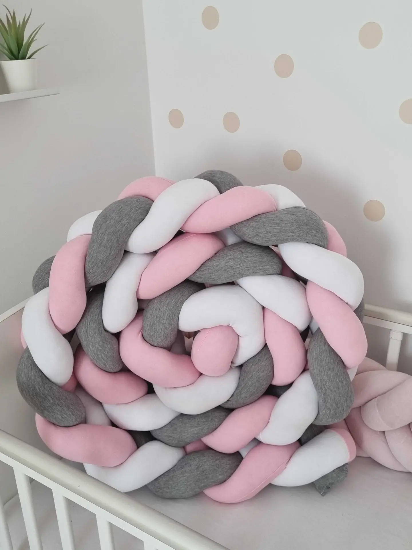Fonott rácsvédő rózsaszín szürke fehér színben, babyplüss anyagból, óriás méretben