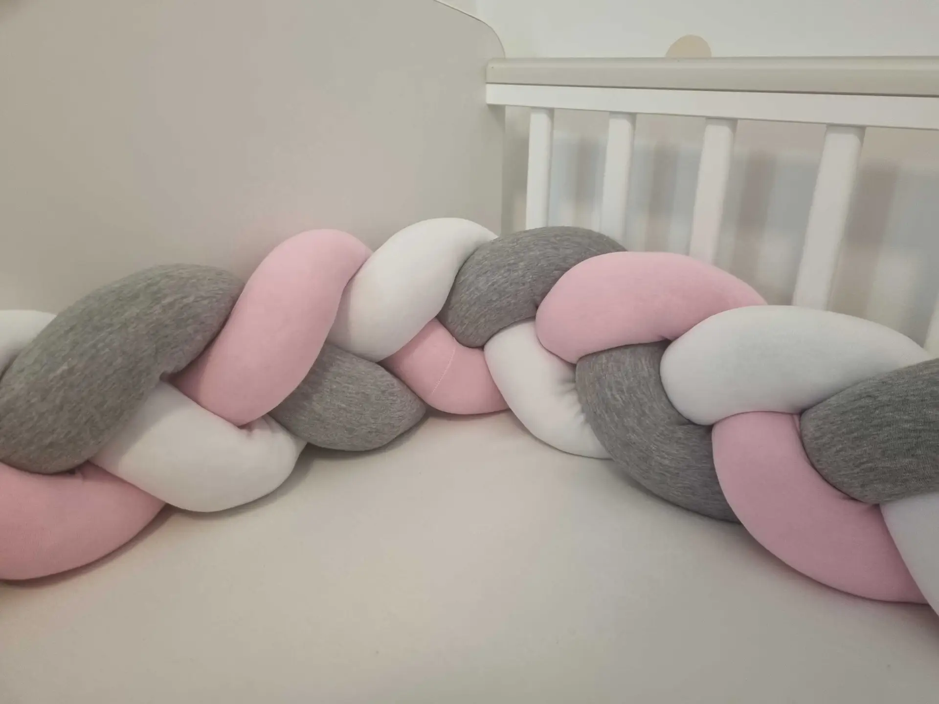 Fonott rácsvédő rózsaszín szürke fehér színben, babyplüss anyagból, alulról fényképezve