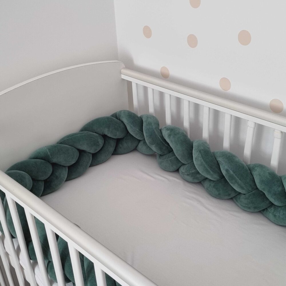 Fonott rácsvédő babyplüss sötét zsálya színben, messziről fotózva