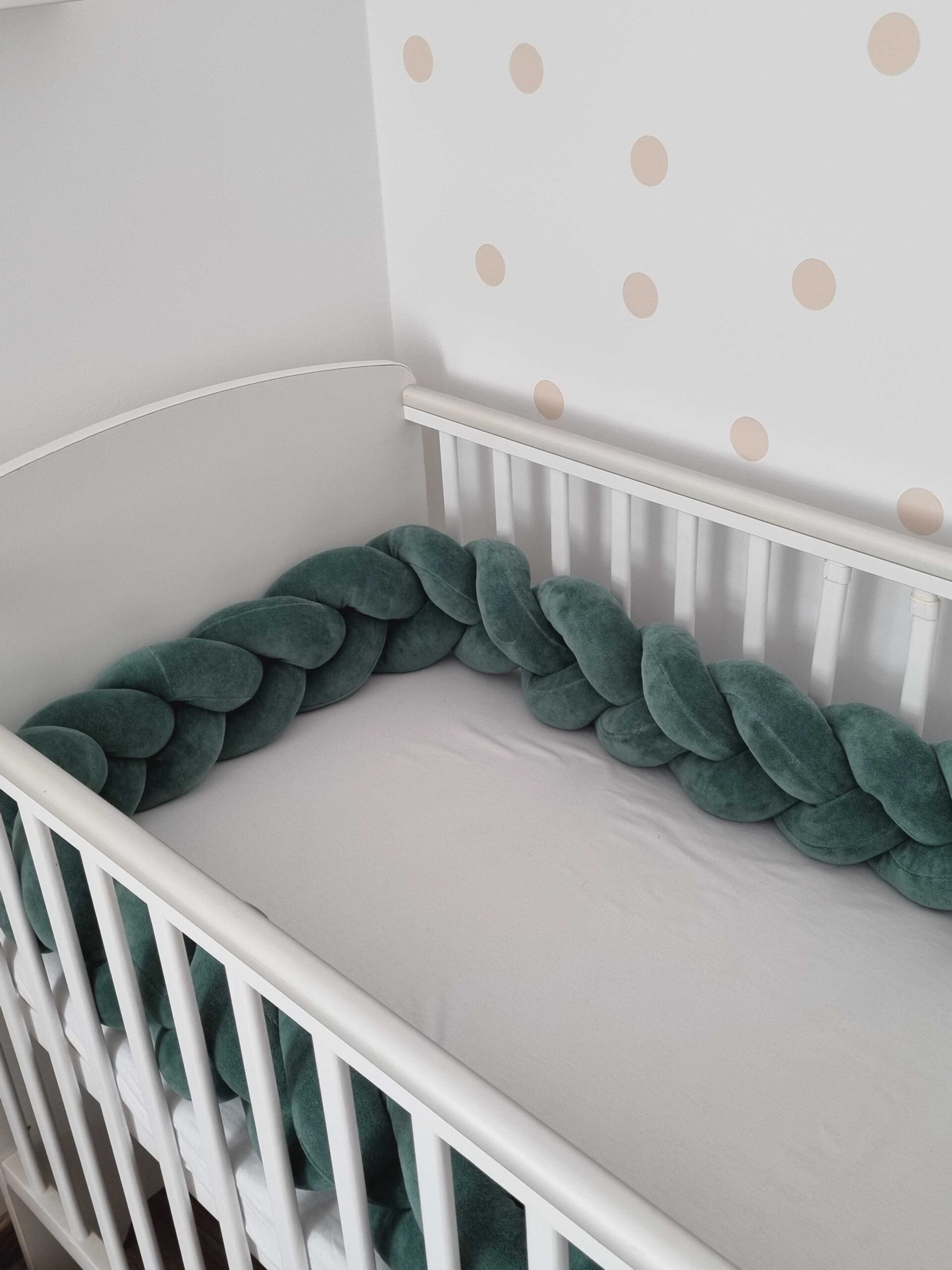 Fonott rácsvédő babyplüss sötét zsálya színben, messziről fotózva