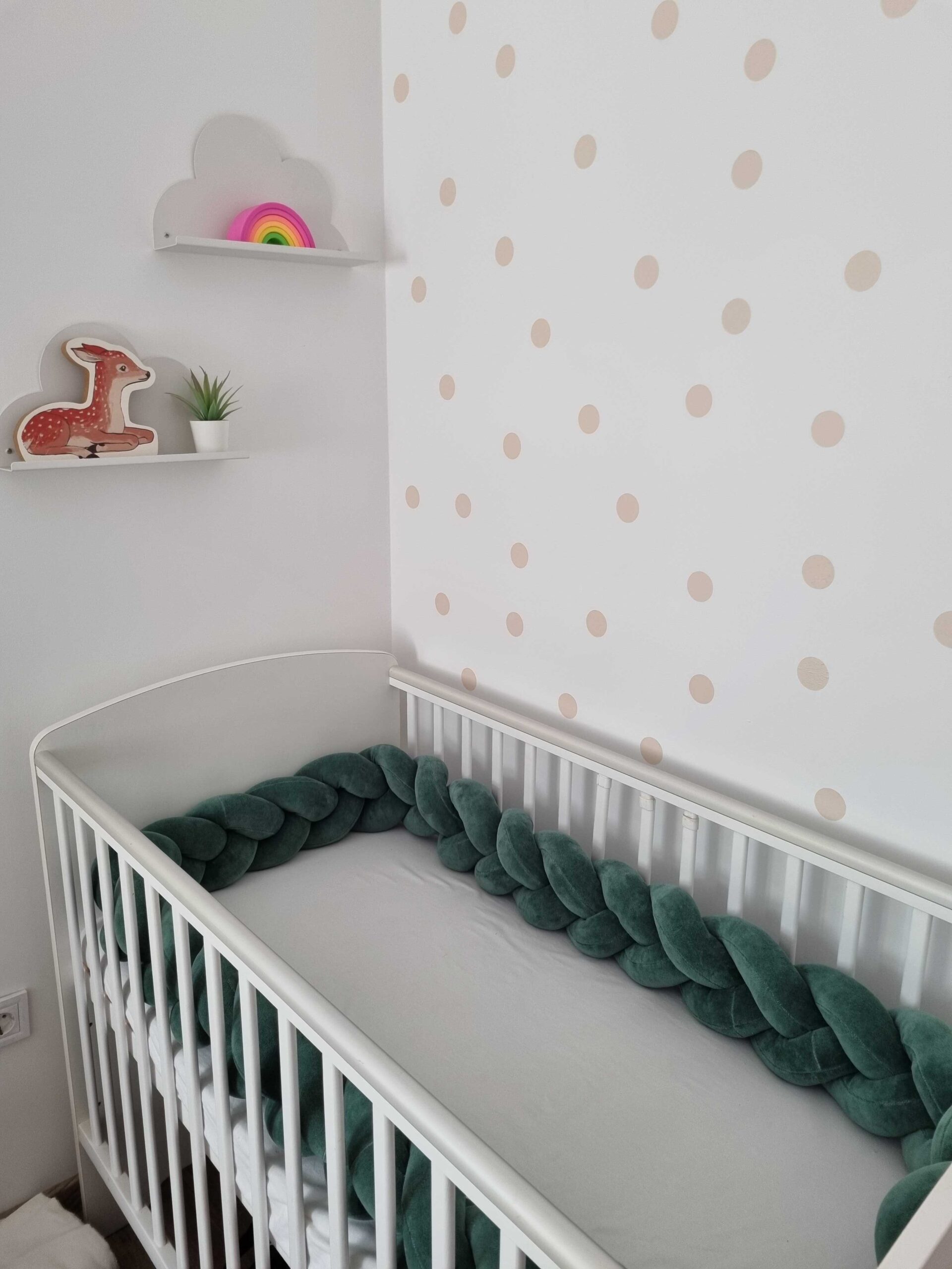 Fonott rácsvédő babyplüss sötét zsálya színben, távoli nézetből fotózva