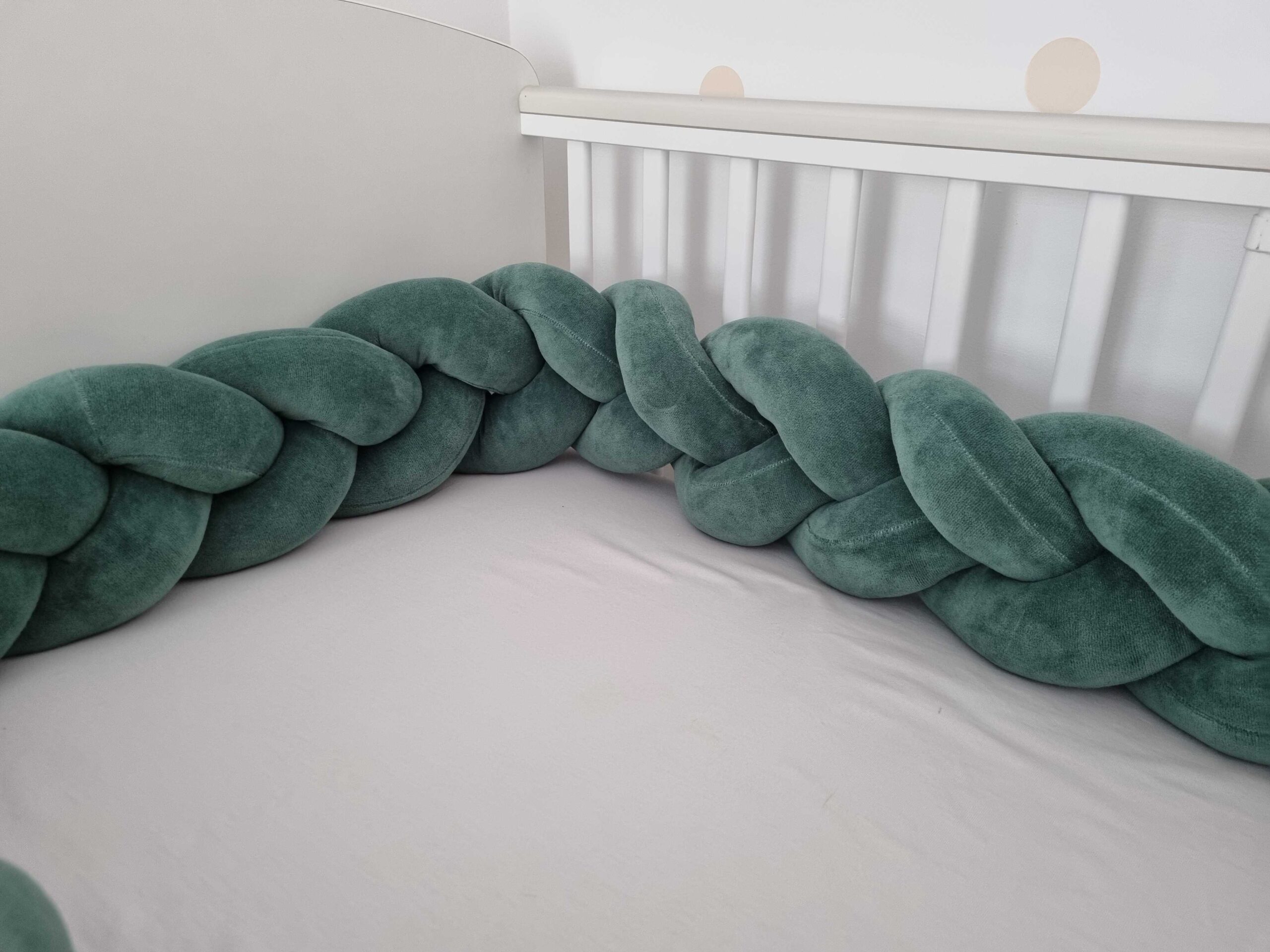 Fonott rácsvédő babyplüss sötét zsálya színben, kiságyból fotózva