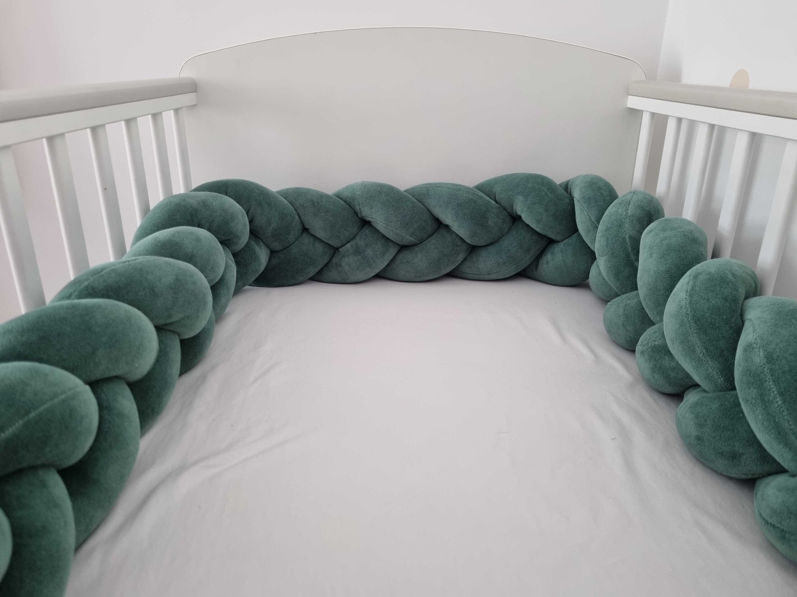 Fonott rácsvédő babyplüss sötét zsálya színben, szemből fotózva