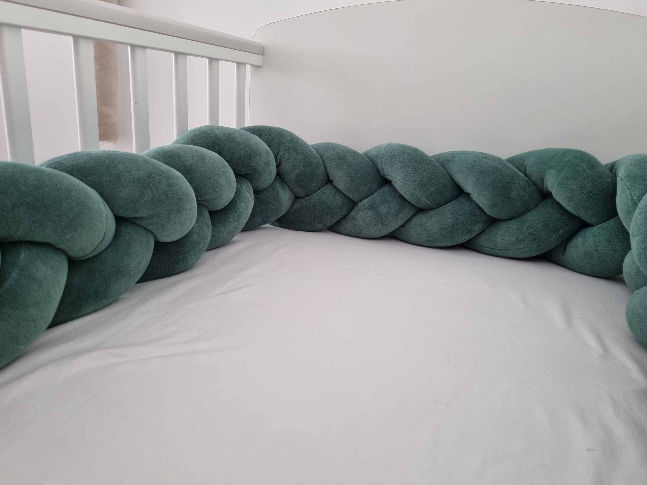 Fonott rácsvédő babyplüss sötét zsálya színben, oldalt fotózva