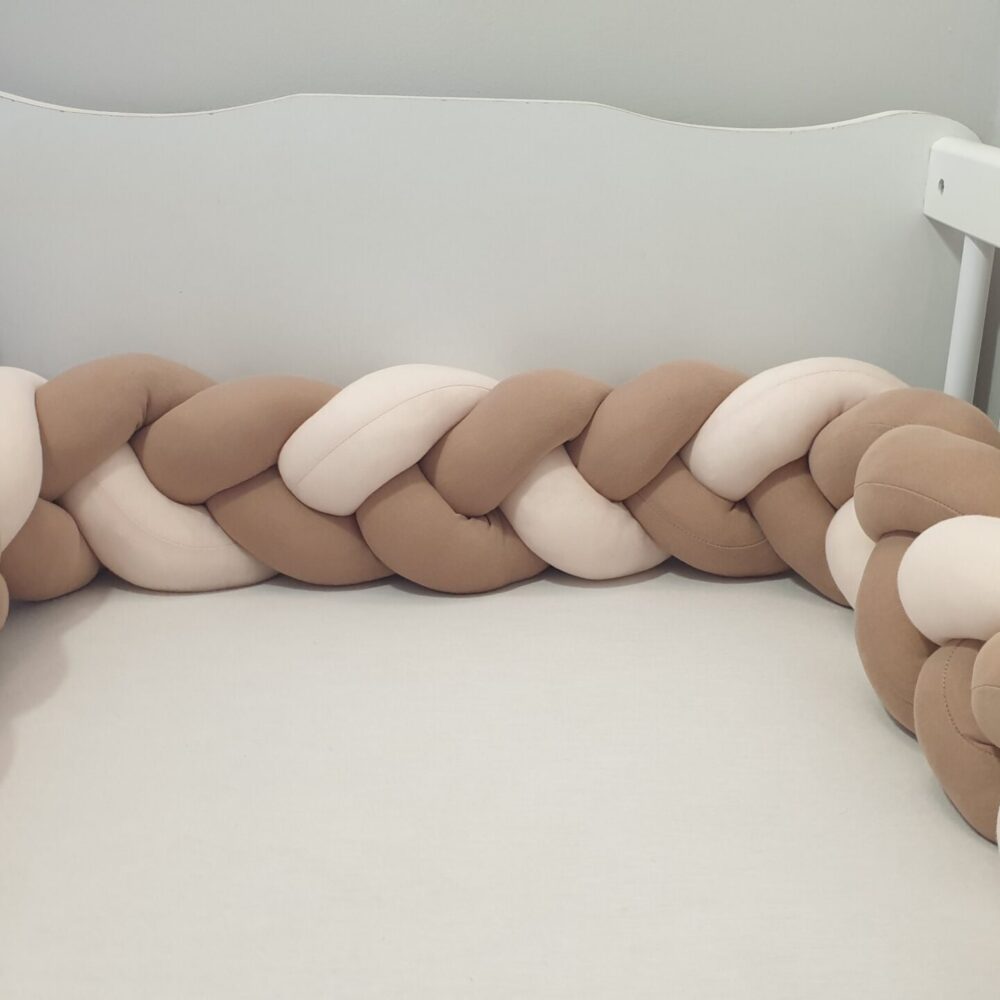 Fonott rácsvédő barna púderrózsaszín, kiságyban fényképezve