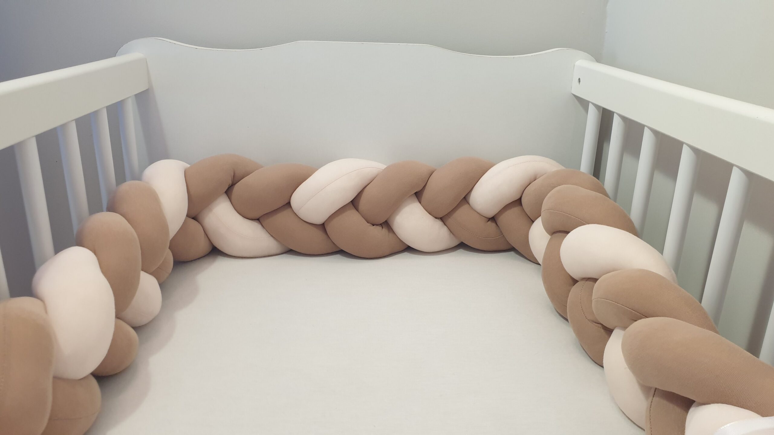 Fonott rácsvédő barna púderrózsaszín, kiságyban fényképezve