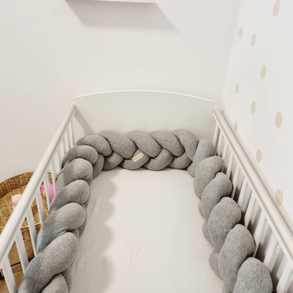 Fonott rácsvédő szürke színben, babyplüss anyagból