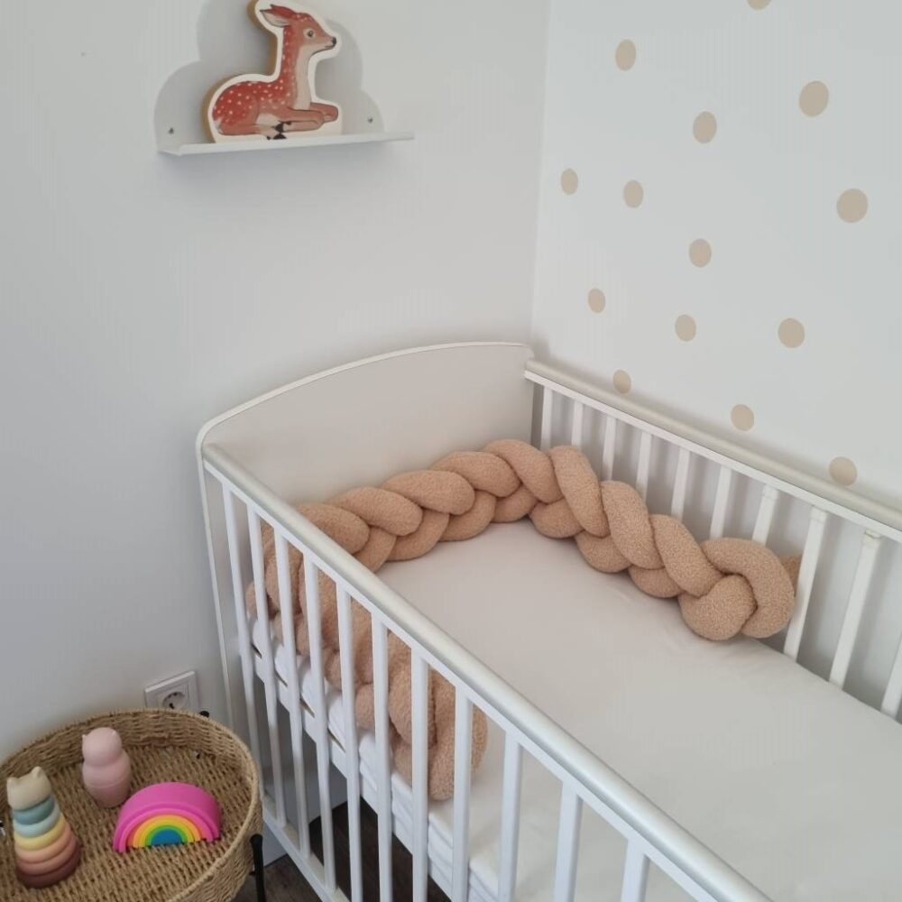 Fonott rácsvédő teddy banra anyagból kiságyban – puha és biztonságos védelem babáknak