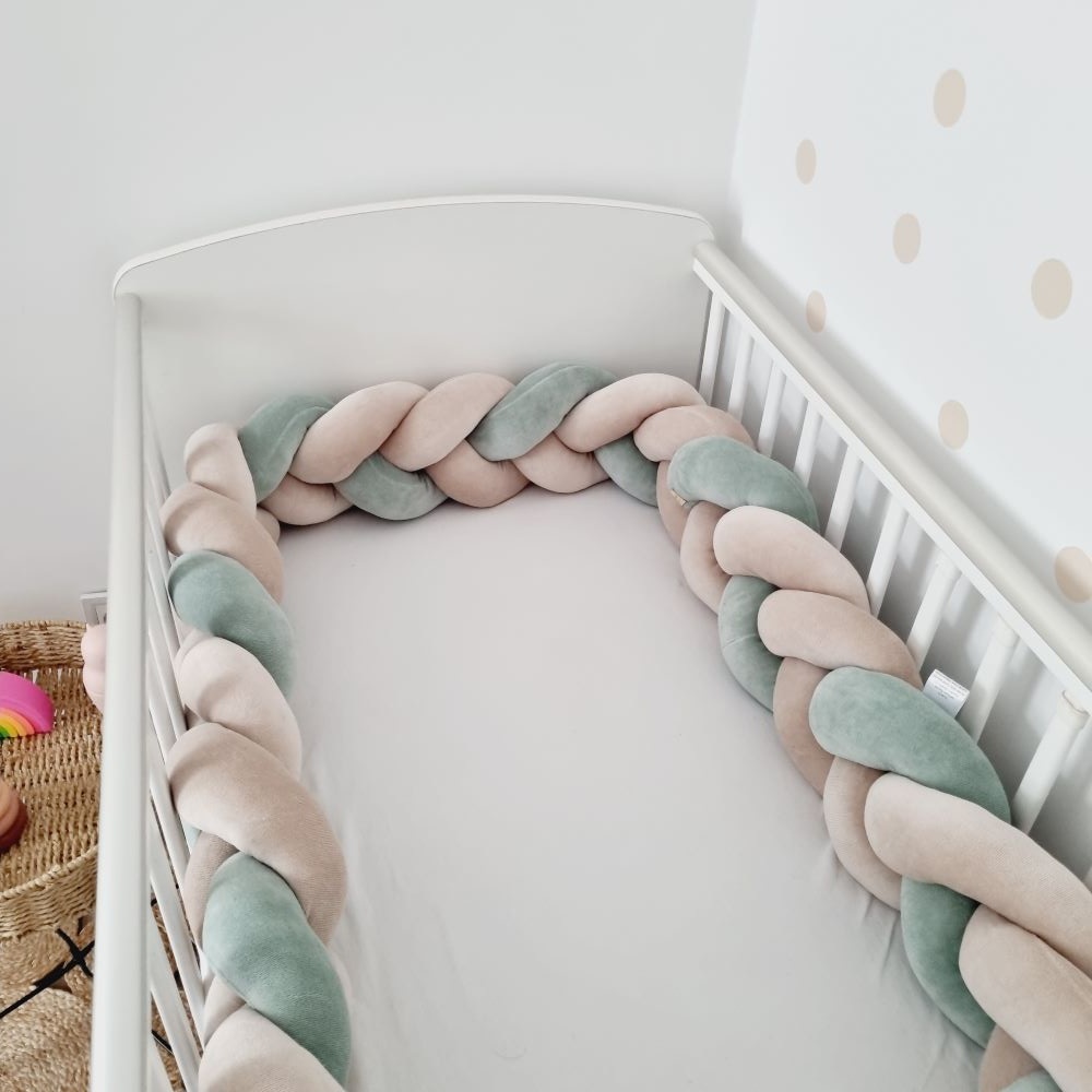 Fonott rácsvédő bézs zsálya kiságyban